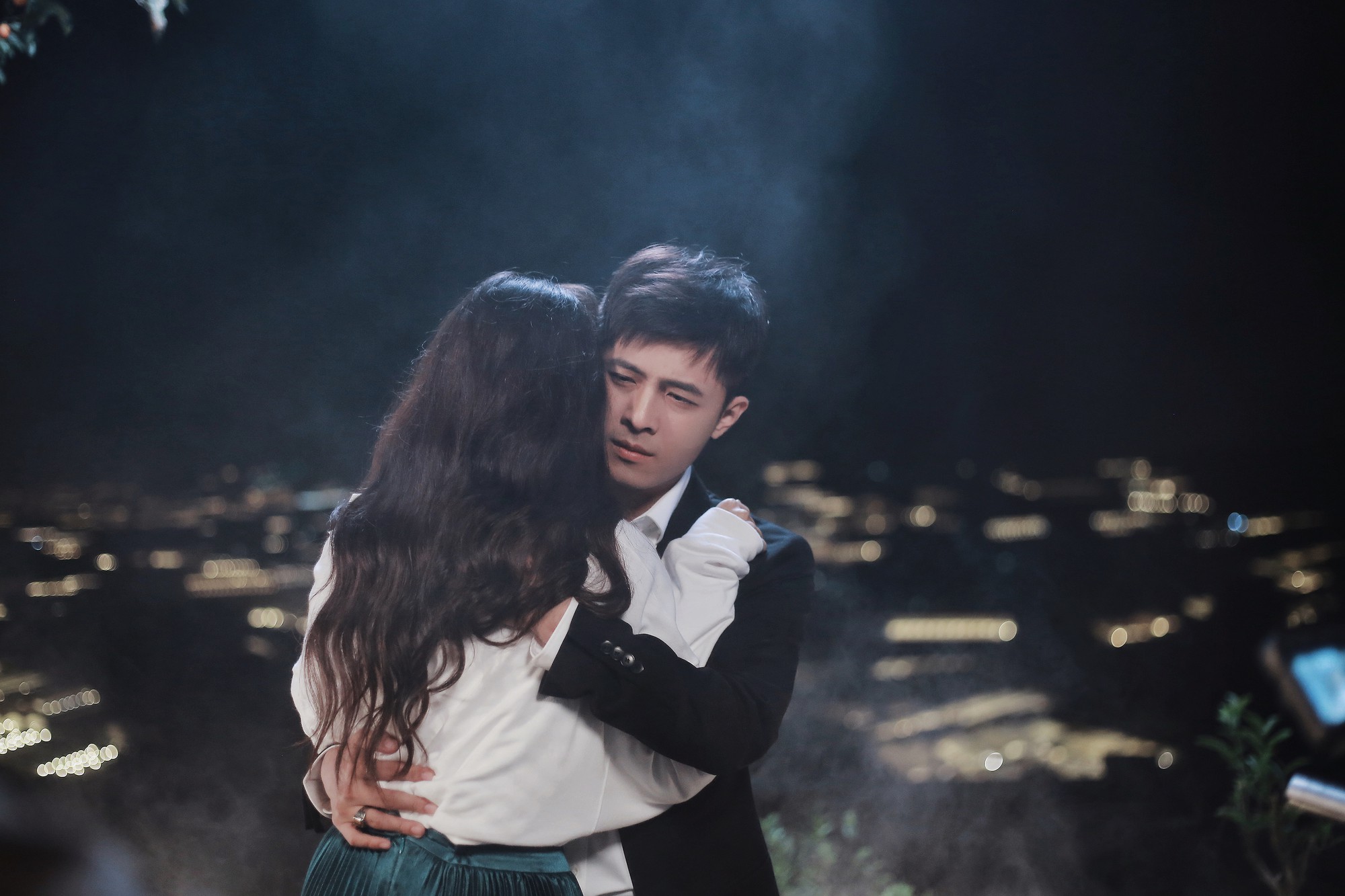 Gin Tuấn Kiệt hợp tác cùng hotgirl ảnh thẻ Lan Hương tung MV đầy nước mắt về tuổi thanh xuân - Ảnh 6. Gin Tuấn Kiệt hợp tác cùng hotgirl ảnh thẻ Lan Hương tung MV đầy nước mắt về tuổi thanh xuân - Ảnh 6.