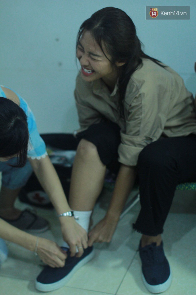 Xót xa hậu trường Hậu Duệ Mặt Trời: Khả Ngân chân lặc lìa, Cao Thái Hà sốt cao vì ngâm mình dưới nước đá - Ảnh 3.