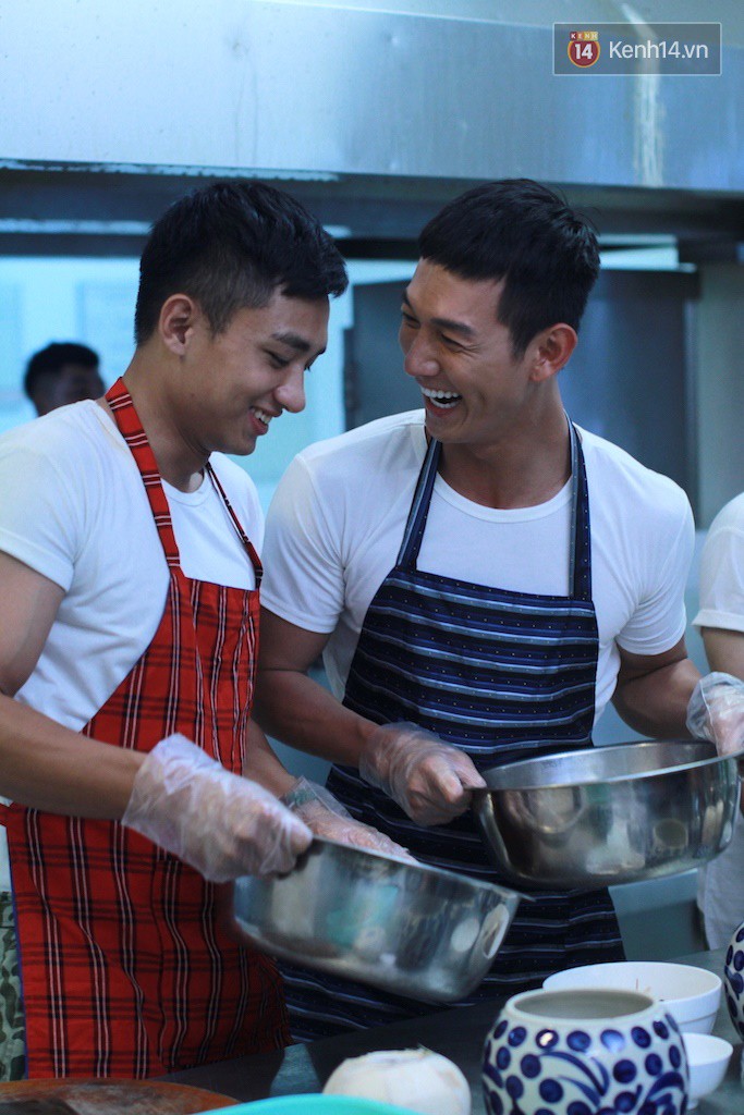 Song Luân - Hữu Vi quay phim hay... hẹn hò mà nhìn nhau tình tứ hết cỡ ở hậu trường Hậu Duệ Mặt Trời bản Việt thế này? - Ảnh 4. Song Luân - Hữu Vi quay phim hay... hẹn hò mà nhìn nhau tình tứ hết cỡ ở hậu trường Hậu Duệ Mặt Trời bản Việt thế này? - Ảnh 4.