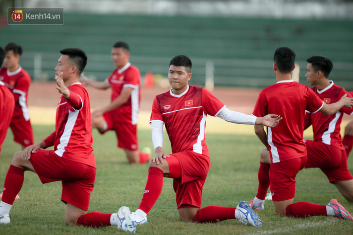 Công Phượng ngã chổng vó, HLV Park Hang-seo được trận cười thả phanh trong buổi tập đầu tiên tại Lào - Ảnh 5.