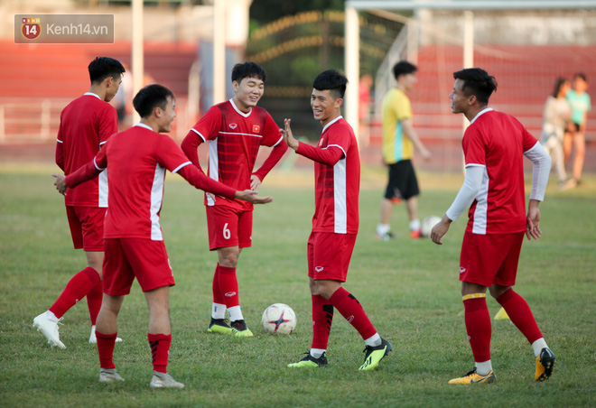 AFF CUP 2018: Trọng "ỉn" trút giận lên Văn Toàn trong buổi tập đá ma - Ảnh 3.