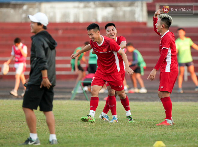 AFF CUP 2018: Trọng "ỉn" trút giận lên Văn Toàn trong buổi tập đá ma - Ảnh 2.