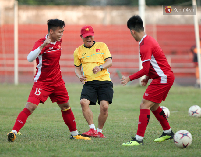 AFF CUP 2018: Trọng "ỉn" trút giận lên Văn Toàn trong buổi tập đá ma - Ảnh 1.