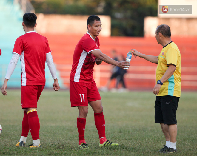 AFF CUP 2018: Trọng "ỉn" trút giận lên Văn Toàn trong buổi tập đá ma - Ảnh 8.