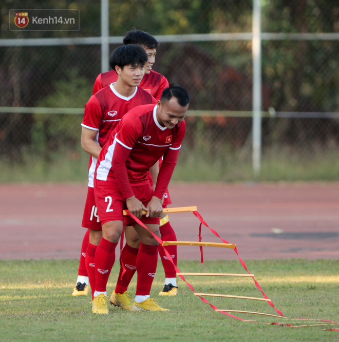 Trước thềm AFF Cup: Tuyển Việt Nam nhờ bảo vệ, dùng loa mời CĐV rời sân để tập kín chiều 6/11 - Ảnh 8.