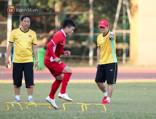 Trước thềm AFF Cup: Tuyển Việt Nam nhờ bảo vệ, dùng loa mời CĐV rời sân để tập kín chiều 6/11 - Ảnh 12.