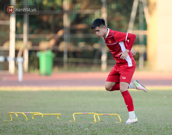 Trước thềm AFF Cup: Tuyển Việt Nam nhờ bảo vệ, dùng loa mời CĐV rời sân để tập kín chiều 6/11 - Ảnh 13.