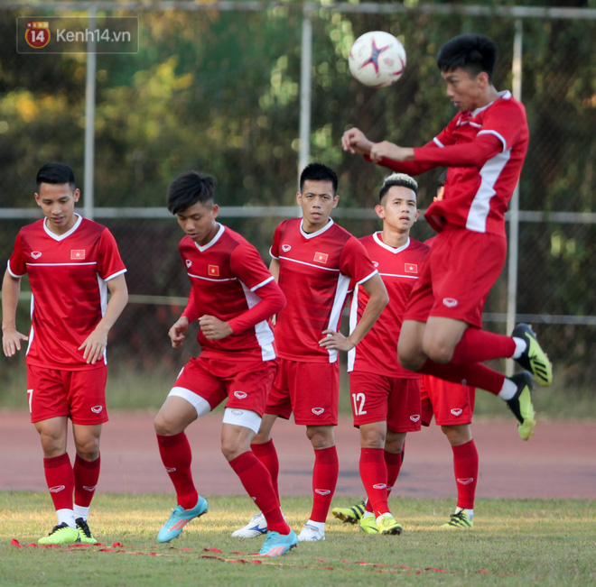 Trước thềm AFF Cup: Tuyển Việt Nam nhờ bảo vệ, dùng loa mời CĐV rời sân để tập kín chiều 6/11 - Ảnh 9.