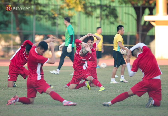 Trước thềm AFF Cup: Tuyển Việt Nam nhờ bảo vệ, dùng loa mời CĐV rời sân để tập kín chiều 6/11 - Ảnh 15.