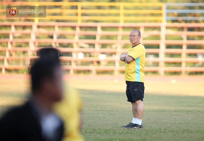 Trước thềm AFF Cup: Tuyển Việt Nam nhờ bảo vệ, dùng loa mời CĐV rời sân để tập kín chiều 6/11 - Ảnh 7.