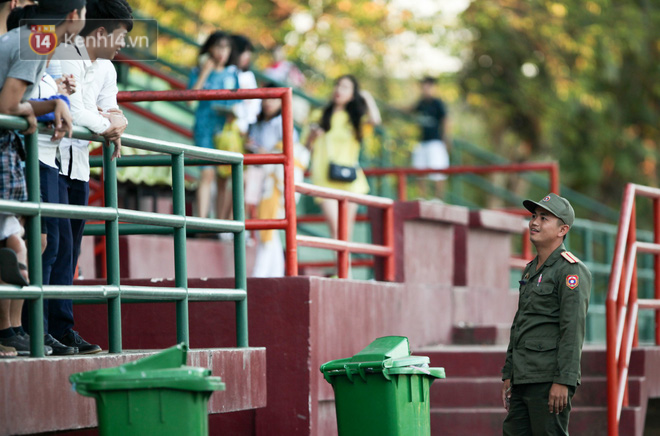 Trước thềm AFF Cup: Tuyển Việt Nam nhờ bảo vệ, dùng loa mời CĐV rời sân để tập kín chiều 6/11 - Ảnh 5.