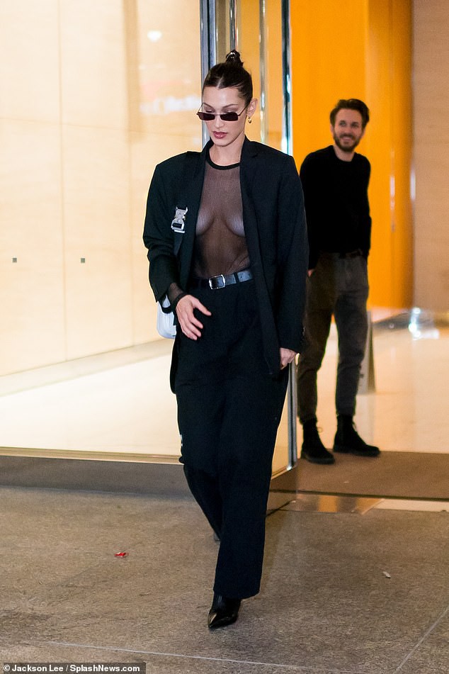 Bella Hadid mặc áo xuyên thấu thả rông vòng 1 đầy táo bạo trên phố - Ảnh 1.