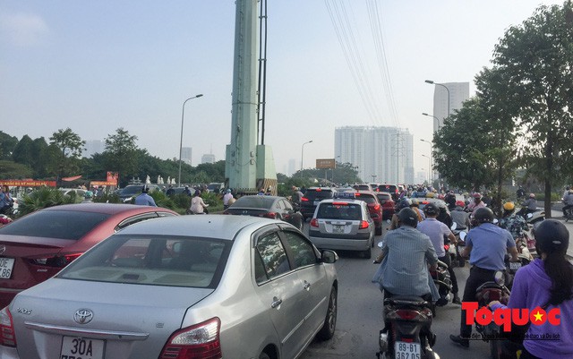 Né tắc đường, người dân Thủ đô không ngại tập thể dục buổi sáng bằng cách dắt xe máy hàng trăm mét - Ảnh 2.