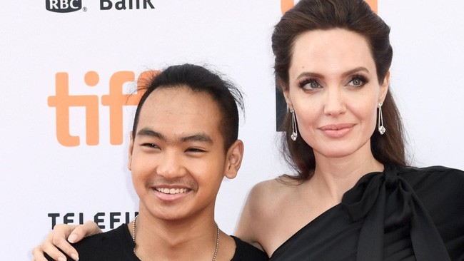 Mới ngày nào cậu bé mồ côi Campuchia được Angelina Jolie nhận nuôi mà giờ đã sắp rời xa vòng tay mẹ - Ảnh 1.