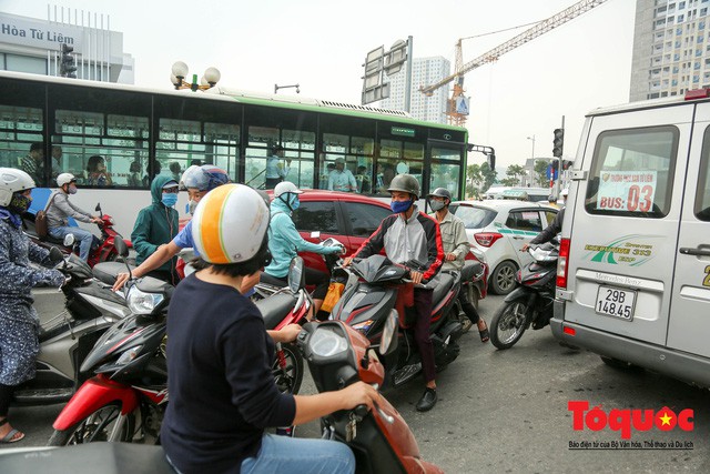 N&eacute; tắc đường, người d&acirc;n Thủ đ&ocirc; kh&ocirc;ng ngại tập thể dục buổi s&aacute;ng bằng c&aacute;ch dắt xe m&aacute;y h&agrave;ng trăm m&eacute;t - Ảnh 3.
