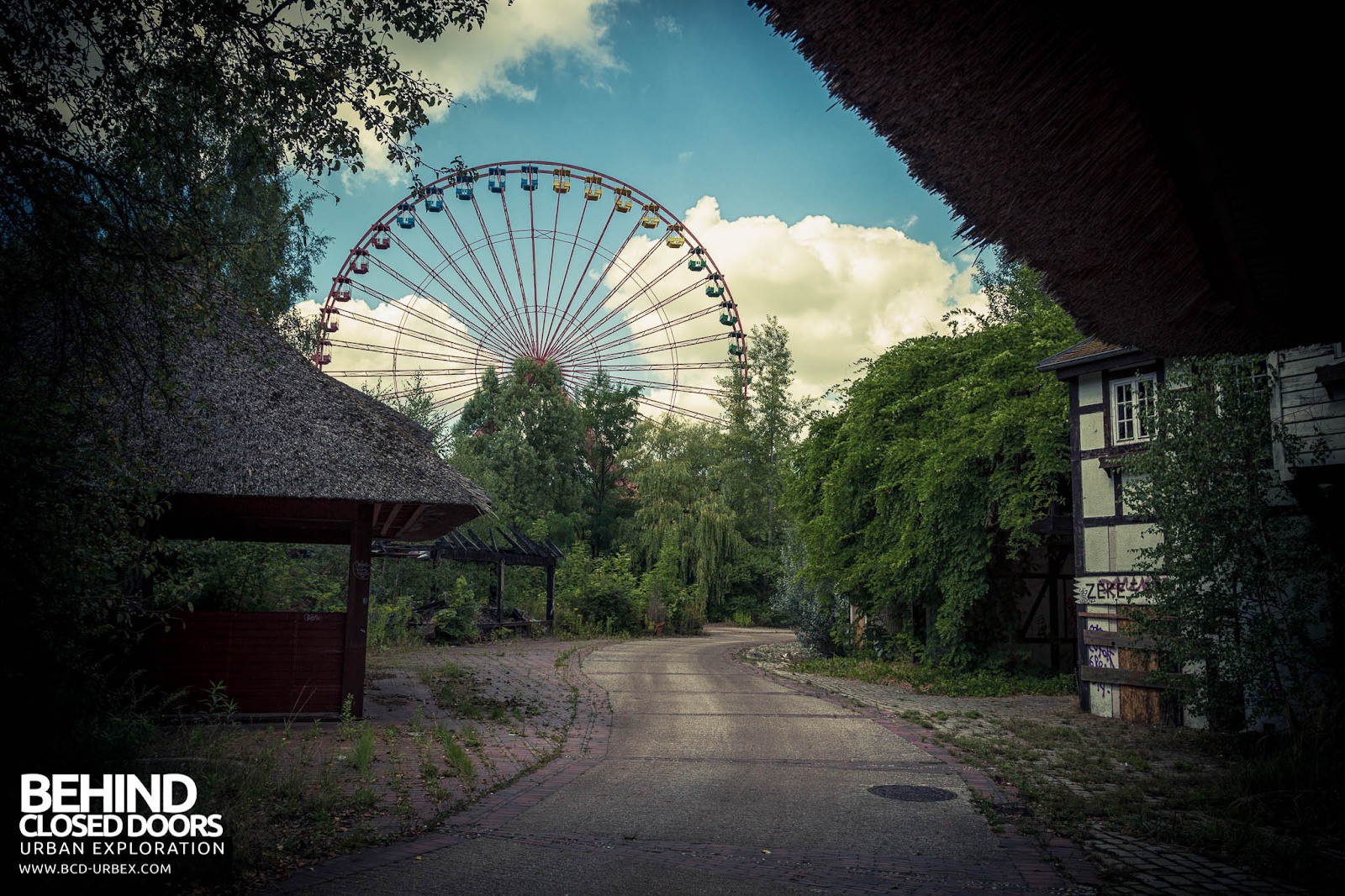 Spreepark: Từng là công viên giải trí hàng đầu nước Đức, lụn bại sau khi rơi vào tay trùm thuốc phiện rồi bị bỏ hoang suốt 16 năm qua - Ảnh 3. Spreepark: Từng là công viên giải trí hàng đầu nước Đức, lụn bại sau khi rơi vào tay trùm thuốc phiện rồi bị bỏ hoang suốt 16 năm qua - Ảnh 3.