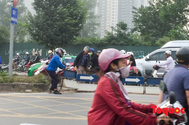N&eacute; tắc đường, người d&acirc;n Thủ đ&ocirc; kh&ocirc;ng ngại tập thể dục buổi s&aacute;ng bằng c&aacute;ch dắt xe m&aacute;y h&agrave;ng trăm m&eacute;t - Ảnh 7.