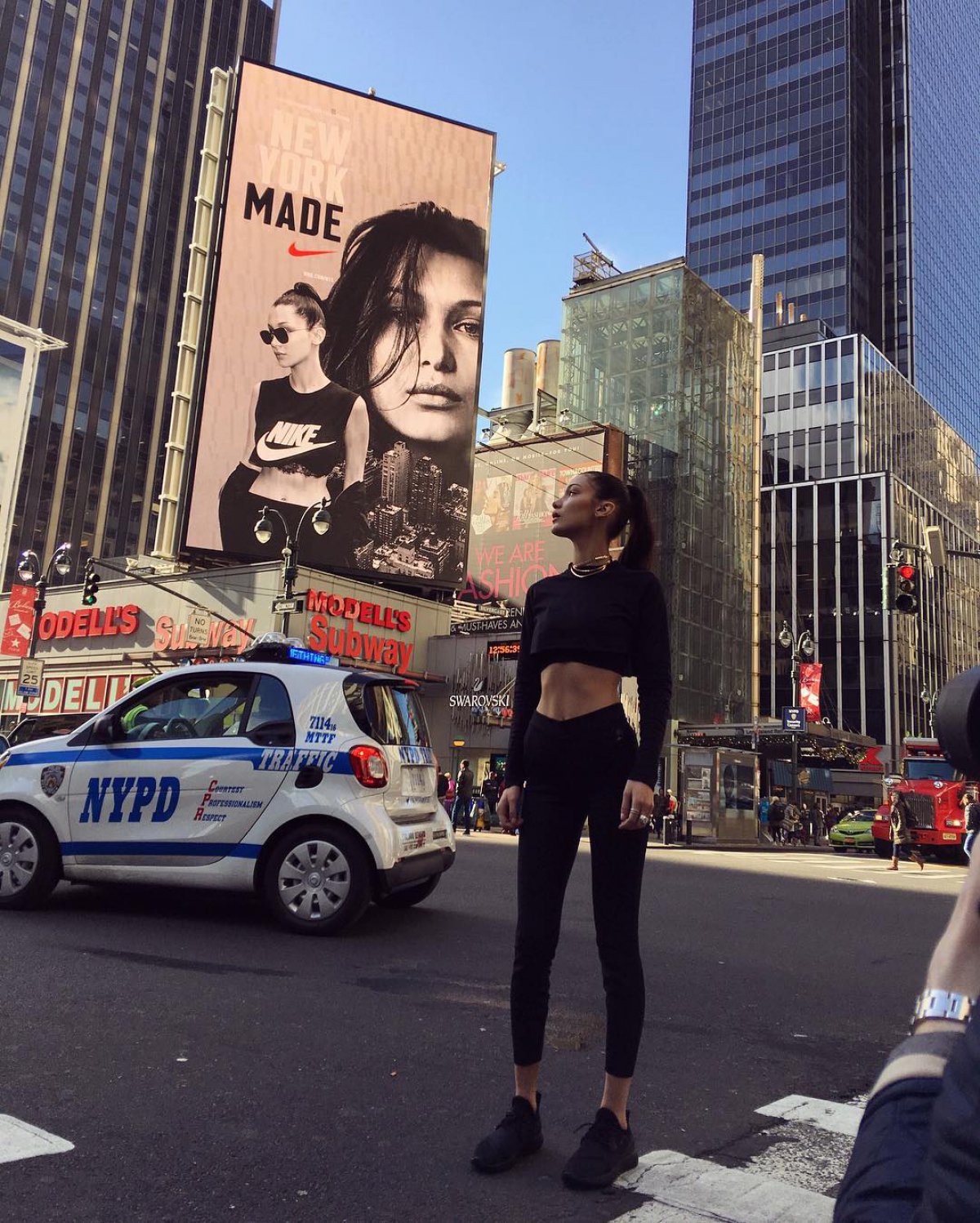 Bị chê vì khoe đủ 24 chiếc xương sườn khi thử đồ cho Victorias Secret, Bella Hadid đã đáp trả thế này đây - Ảnh 4. Bị chê vì khoe đủ 24 chiếc xương sườn khi thử đồ cho Victorias Secret, Bella Hadid đã đáp trả thế này đây - Ảnh 4.