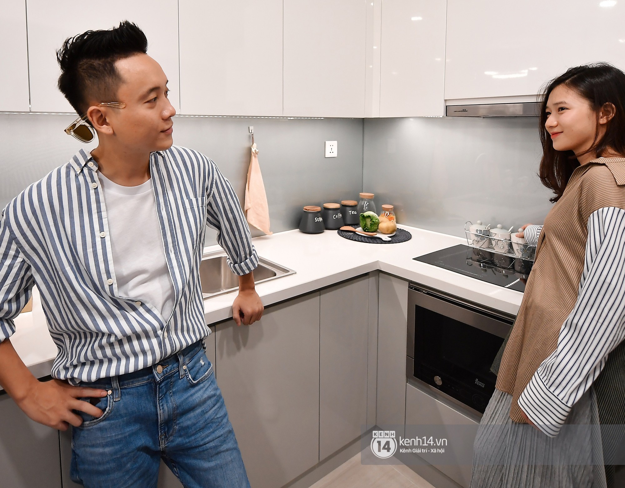 Trâm Anh - Justatee đi xem nhà mẫu ở VinCity Gia Lâm - Ảnh 4. Trâm Anh - Justatee đi xem nhà mẫu ở VinCity Gia Lâm - Ảnh 4.