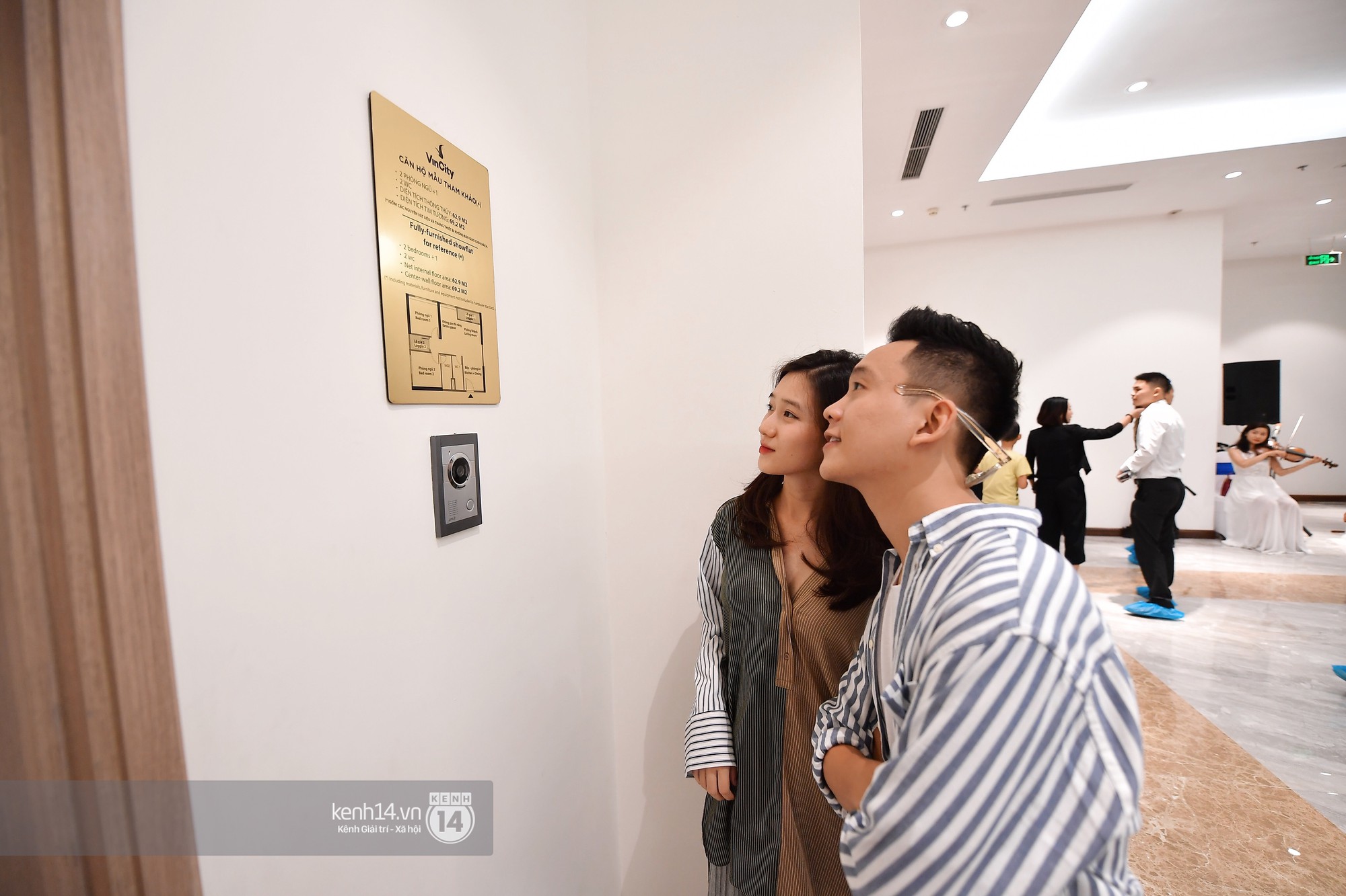 Trâm Anh - Justatee đi xem nhà mẫu ở VinCity Gia Lâm - Ảnh 1. Trâm Anh - Justatee đi xem nhà mẫu ở VinCity Gia Lâm - Ảnh 1.