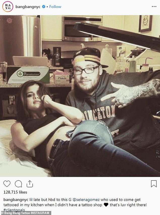 Người bạn tiết lộ Selena Gomez vẫn còn vui vẻ yêu đời trước khi ở ẩn 6 tuần điều trị tâm thần - Ảnh 2. Người bạn tiết lộ Selena Gomez vẫn còn vui vẻ yêu đời trước khi ở ẩn 6 tuần điều trị tâm thần - Ảnh 2.