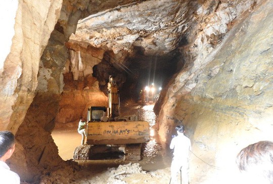 Hơn 200 người vẫn đang chạy đua cứu nạn hai người mắc kẹt trong hang Cột Cờ - Ảnh 2.