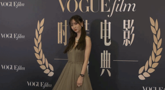 Thảm đỏ Vogue Film: Angela Baby đẹp như c&ocirc;ng ch&uacute;a, Triệu Vy lộ bọng mắt lớn b&ecirc;n Dương Mịch - Ảnh 3.