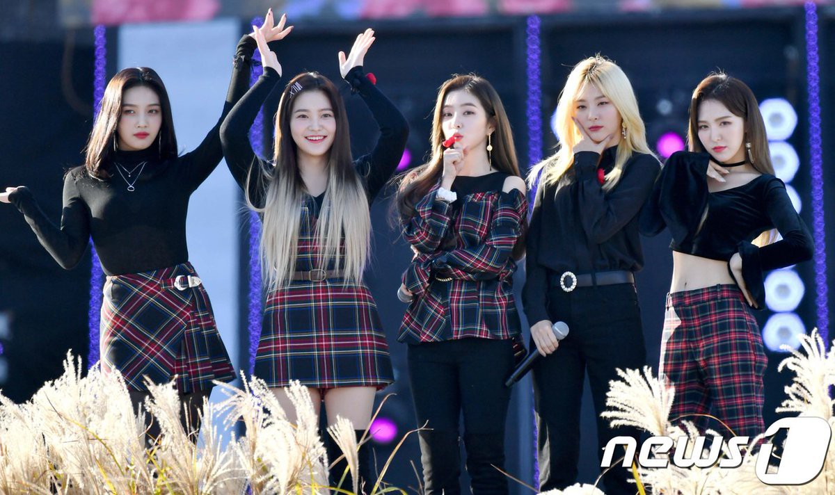 Để Joy mặc áo xuyên thấu lộ nội y, stylist của Red Velvet lại ăn “gạch đá” từ fan - Ảnh 1. Để Joy mặc áo xuyên thấu lộ nội y, stylist của Red Velvet lại ăn “gạch đá” từ fan - Ảnh 1.