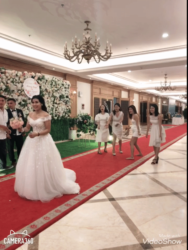 Phản ứng của hội bạn th&acirc;n khi c&ocirc; d&acirc;u n&eacute;m hoa cưới: Trong 36 kế bỏ chạy l&agrave; thượng s&aacute;ch! - Ảnh 2.