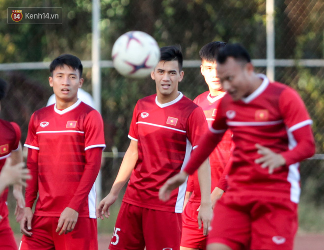 AFF CUP 2018: Trọng "ỉn" trút giận lên Văn Toàn trong buổi tập đá ma - Ảnh 9.