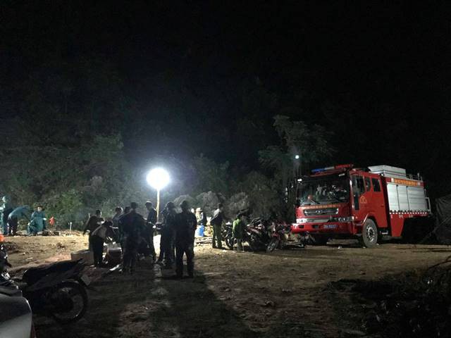 Lực lượng cứu hộ làm việc xuyên đêm, sắp tiếp cận được người mắc kẹt vụ sập hầm vàng ở Hòa Bình - Ảnh 1.