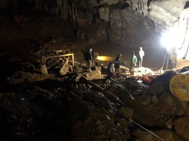 Lực lượng cứu hộ làm việc xuyên đêm, sắp tiếp cận được người mắc kẹt vụ sập hầm vàng ở Hòa Bình - Ảnh 4.
