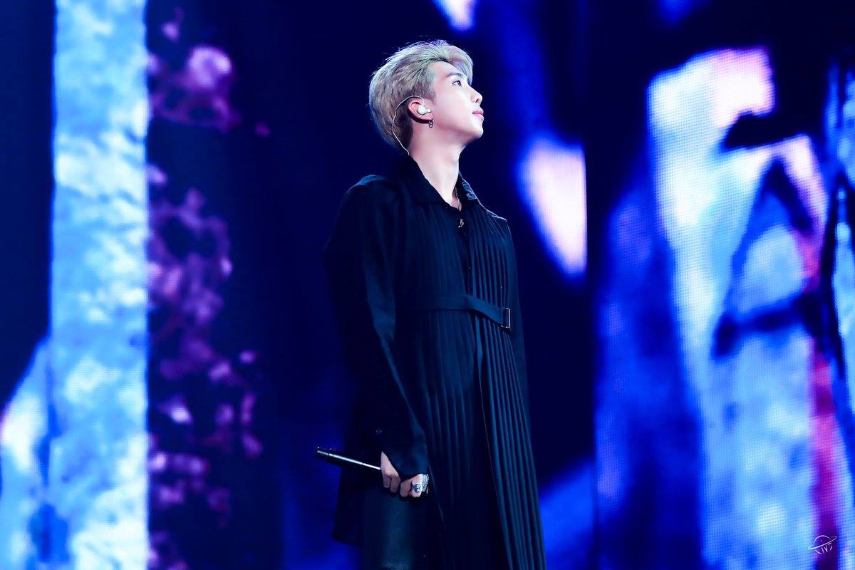 Lại một câu hỏi nhỏ: RM (BTS) đang mặc váy công chúa hay áo choàng hoàng tử? - Ảnh 1. Lại một câu hỏi nhỏ: RM (BTS) đang mặc váy công chúa hay áo choàng hoàng tử? - Ảnh 1.