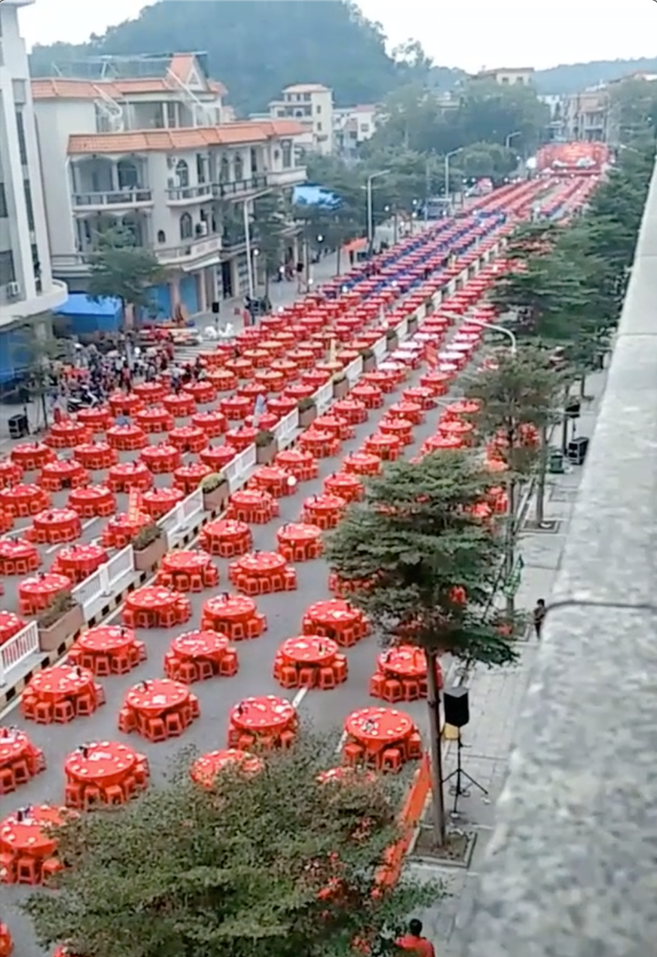 Đám cưới siêu khổng lồ tại Trung Quốc: Hàng nghìn bàn tiệc nhuộm đỏ một con phố dài cả cây số! - Ảnh 2.
