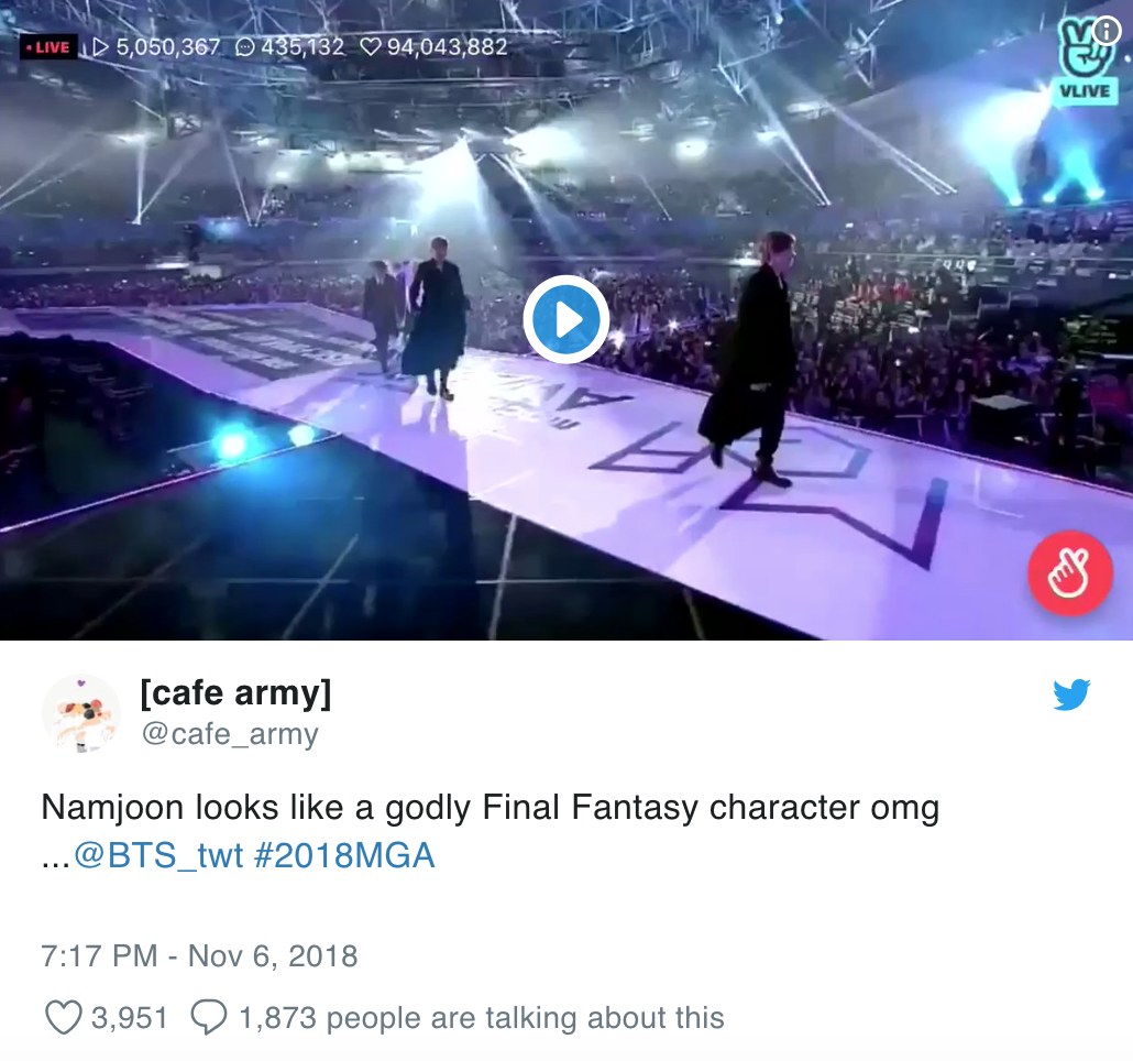 Lại một câu hỏi nhỏ: RM (BTS) đang mặc váy công chúa hay áo choàng hoàng tử? - Ảnh 4. Lại một câu hỏi nhỏ: RM (BTS) đang mặc váy công chúa hay áo choàng hoàng tử? - Ảnh 4.
