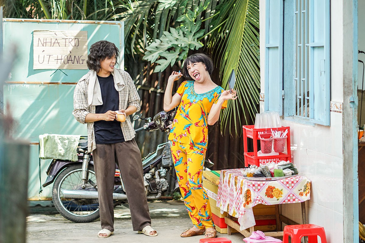 Chị bán hột é gây sốt tuần qua từng được Hoài Linh lẫn Trấn Thành khen ngợi về độ duyên dáng, hóm hỉnh - Ảnh 3. Chị bán hột é gây sốt tuần qua từng được Hoài Linh lẫn Trấn Thành khen ngợi về độ duyên dáng, hóm hỉnh - Ảnh 3.
