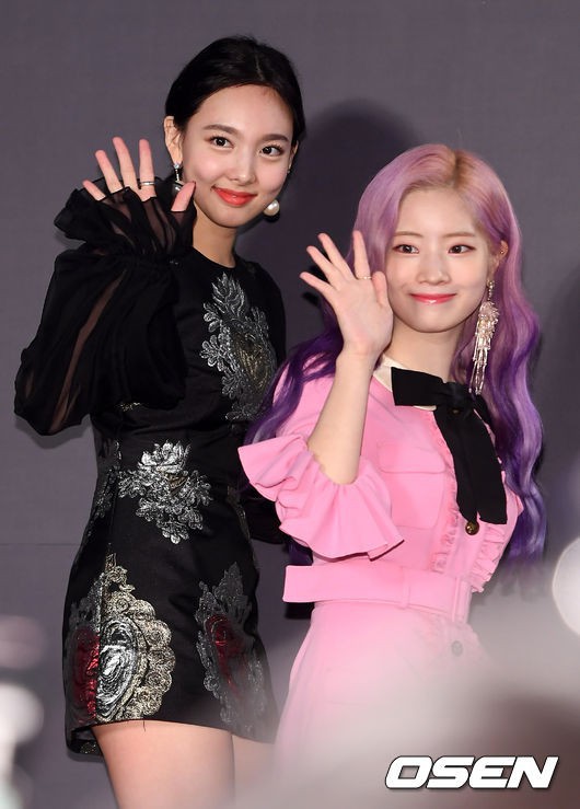 Ham hố cắt váy cho sexy, Nayeon (Twice) vẫn không “sang” bằng Địch Lệ Nhiệt Ba và Ngô Cẩn Ngôn? - Ảnh 2. Ham hố cắt váy cho sexy, Nayeon (Twice) vẫn không “sang” bằng Địch Lệ Nhiệt Ba và Ngô Cẩn Ngôn? - Ảnh 2.