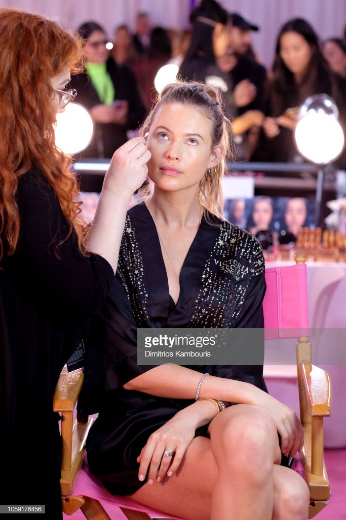 Hậu trường Victoria’s Secret Show 2018: Không diện áo choàng hồng như mọi năm, dàn mẫu diện áo đen siêu quyến rũ - Ảnh 2. Hậu trường Victoria’s Secret Show 2018: Không diện áo choàng hồng như mọi năm, dàn mẫu diện áo đen siêu quyến rũ - Ảnh 2.