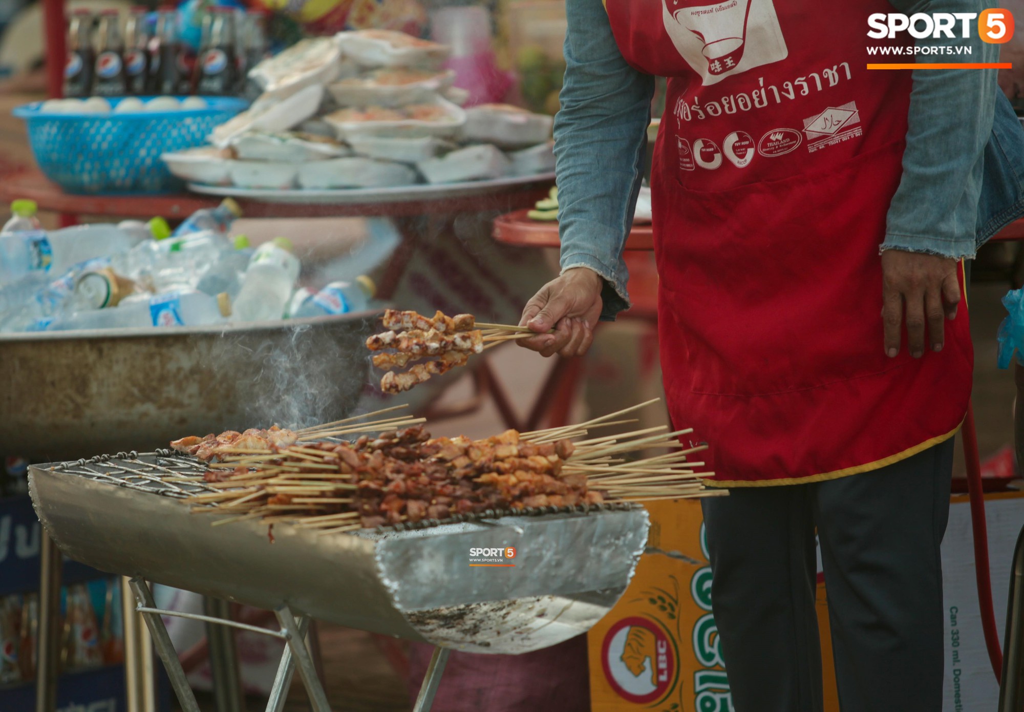 Trên đất Lào, CĐV Việt Nam được chiêu đãi thịt xiên nướng, miến trộn trước khi vào xem trực tiếp AFF Cup 2018 - Ảnh 1. Trên đất Lào, CĐV Việt Nam được chiêu đãi thịt xiên nướng, miến trộn trước khi vào xem trực tiếp AFF Cup 2018 - Ảnh 1.