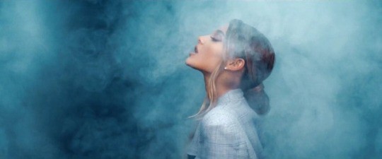 Quên clip con heo của Ariana Grande đi, đây mới là MV Breathin thực sự này! - Ảnh 9.