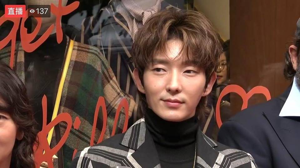 Mỹ nam xứ Hàn Lee Jun Ki hết lời ngợi khen Nhàn Phi Xa Thi Mạn, ngỏ lời tỏ tình Anh yêu em - Ảnh 1. Mỹ nam xứ Hàn Lee Jun Ki hết lời ngợi khen Nhàn Phi Xa Thi Mạn, ngỏ lời tỏ tình Anh yêu em - Ảnh 1.