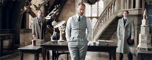 Chỉ phất đũa phép thôi mà, thầy Dumbledore phiên bản trẻ có cần phải thần thái đẹp mê mẩn đến thế không? - Ảnh 6.