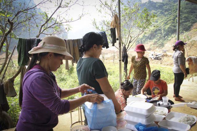 Sập hầm vàng trái phép ở Hòa Bình: “Mong tìm được thi thể chứ nằm dưới bùn lạnh lẽo lắm” - Ảnh 7.