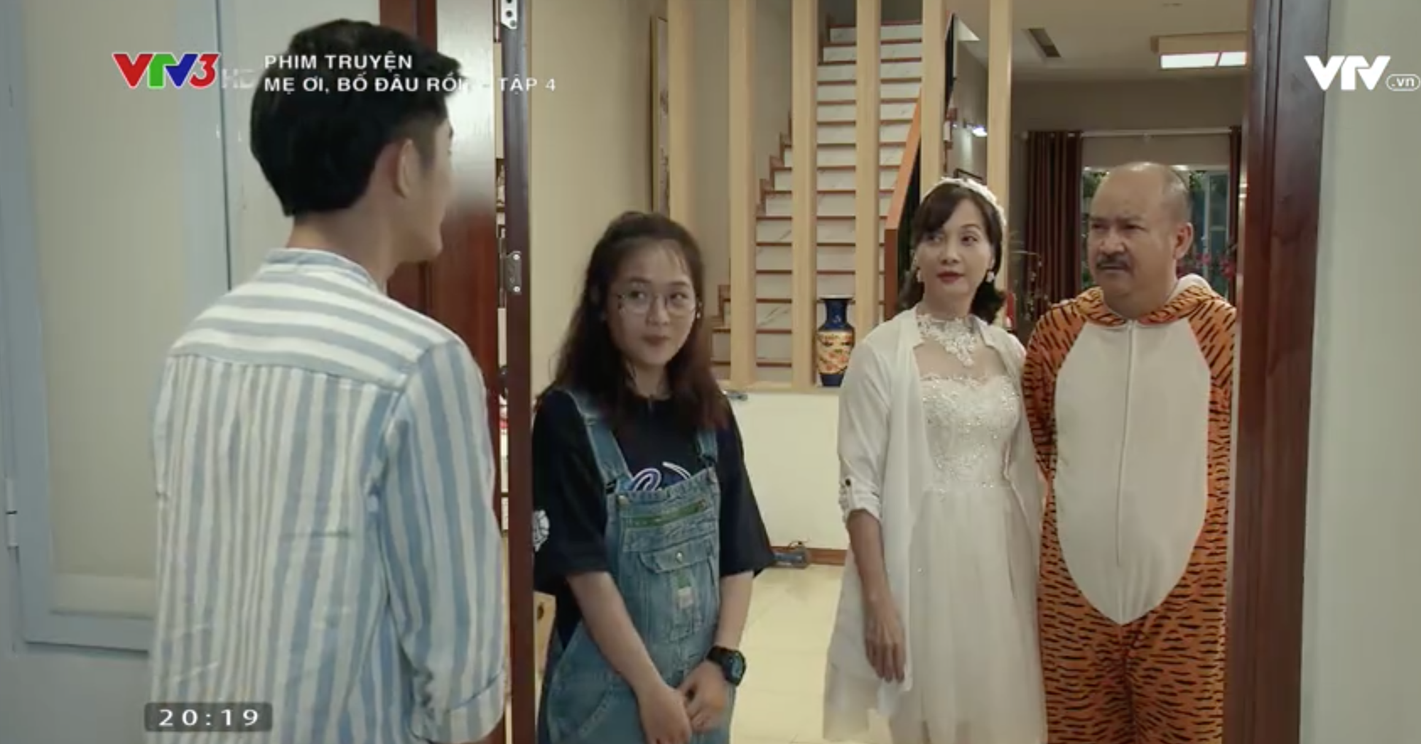 Mẹ Ơi, Bố Đâu Rồi tập 4: Mới xin cho bé Sâu được học lại, ông Mạnh lại gây thêm một tội tày đình! - Ảnh 6. Mẹ Ơi, Bố Đâu Rồi tập 4: Mới xin cho bé Sâu được học lại, ông Mạnh lại gây thêm một tội tày đình! - Ảnh 6.