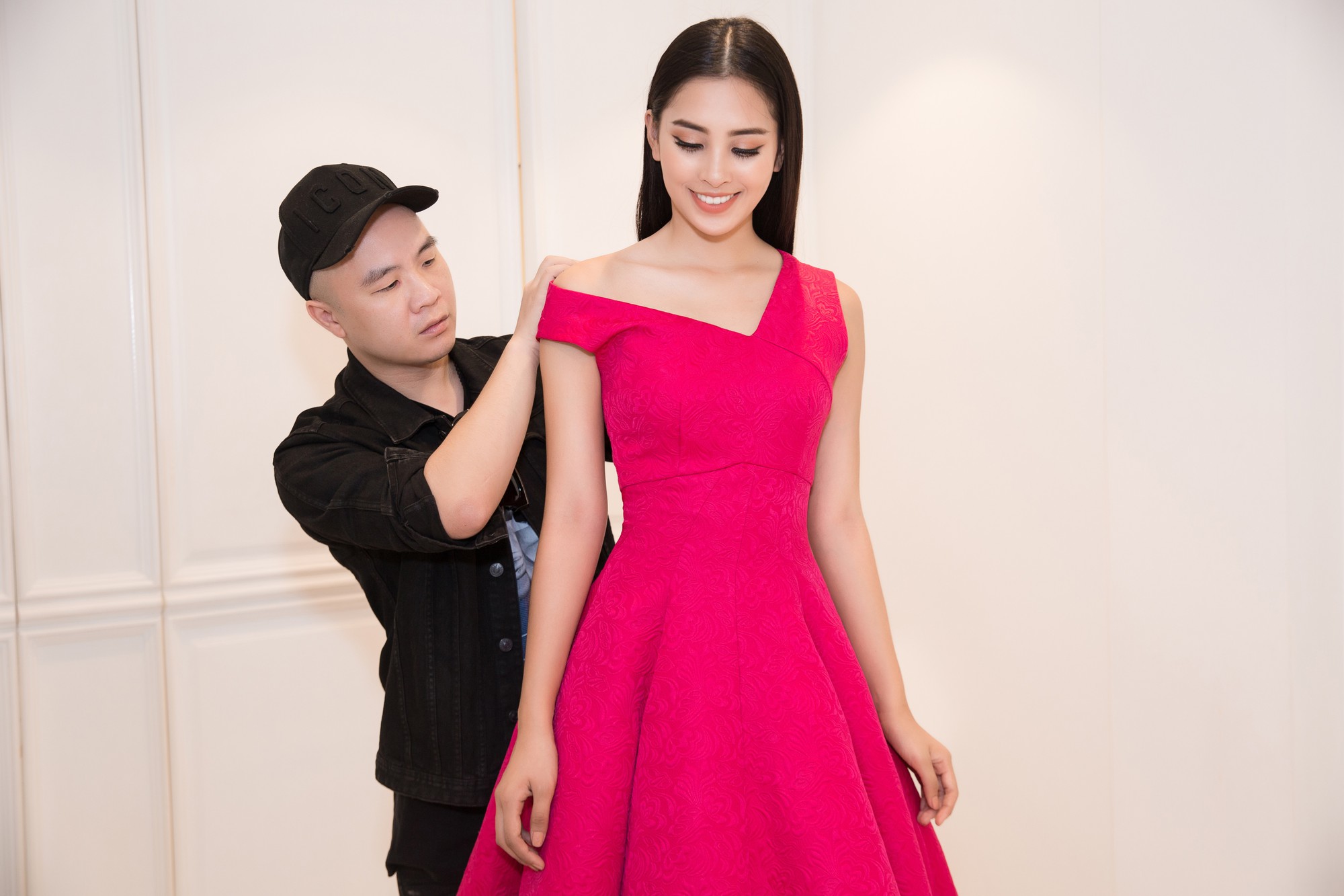 Trần Tiểu Vy khoe nhan sắc rạng rỡ, tất bật chuẩn bị váy áo 1 ngày trước khi lên đường dự thi Miss World - Ảnh 8. Trần Tiểu Vy khoe nhan sắc rạng rỡ, tất bật chuẩn bị váy áo 1 ngày trước khi lên đường dự thi Miss World - Ảnh 8.