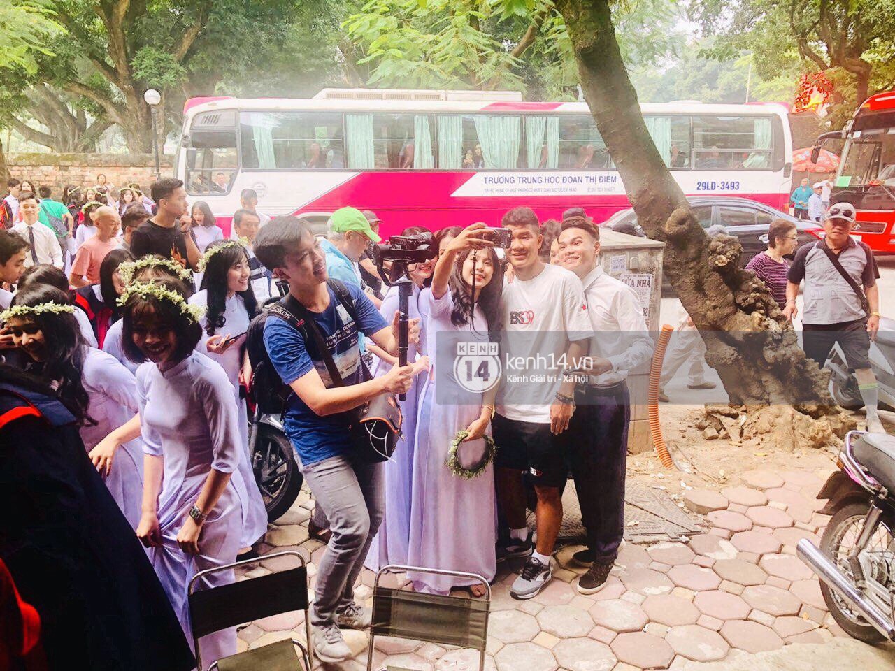 Những lớp học may mắn nhất quả đất: Đang chụp kỷ yếu thì Sơn Tùng MTP, Bùi Tiến Dũng, Đức Chinh đi ngang qua và chụp cùng! - Ảnh 3. Những lớp học may mắn nhất quả đất: Đang chụp kỷ yếu thì Sơn Tùng MTP, Bùi Tiến Dũng, Đức Chinh đi ngang qua và chụp cùng! - Ảnh 3.