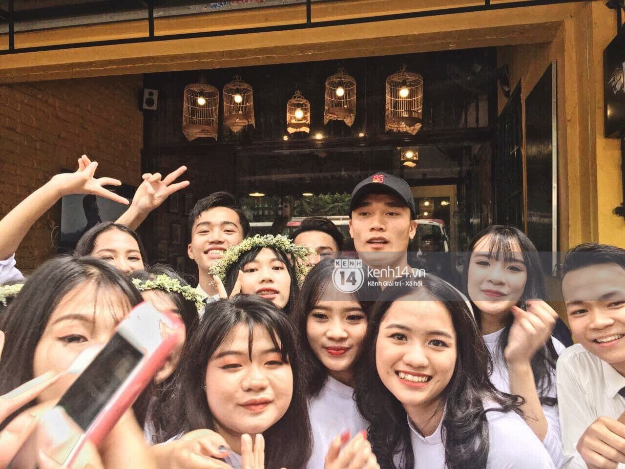 Những lớp học may mắn nhất quả đất: Đang chụp kỷ yếu thì Sơn Tùng MTP, Bùi Tiến Dũng, Đức Chinh đi ngang qua và chụp cùng! - Ảnh 5. Những lớp học may mắn nhất quả đất: Đang chụp kỷ yếu thì Sơn Tùng MTP, Bùi Tiến Dũng, Đức Chinh đi ngang qua và chụp cùng! - Ảnh 5.