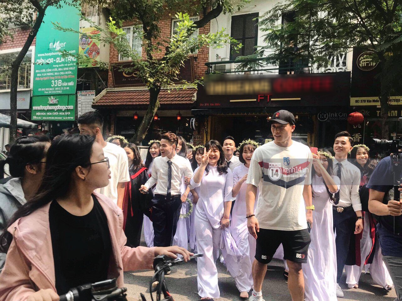 Những lớp học may mắn nhất quả đất: Đang chụp kỷ yếu thì Sơn Tùng MTP, Bùi Tiến Dũng, Đức Chinh đi ngang qua và chụp cùng! - Ảnh 7. Những lớp học may mắn nhất quả đất: Đang chụp kỷ yếu thì Sơn Tùng MTP, Bùi Tiến Dũng, Đức Chinh đi ngang qua và chụp cùng! - Ảnh 7.