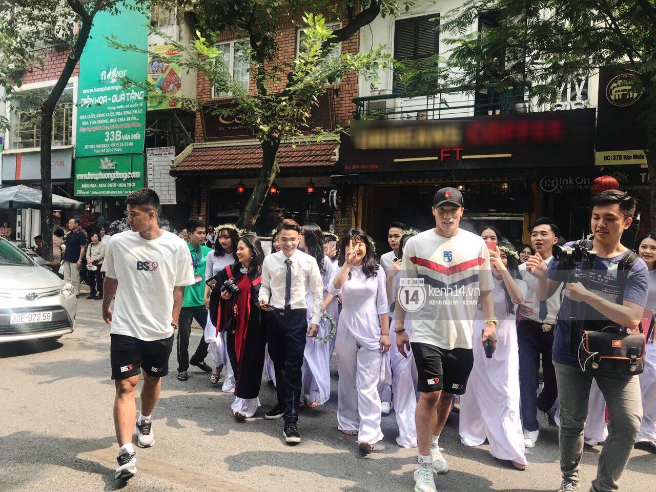 Những lớp học may mắn nhất quả đất: Đang chụp kỷ yếu thì Sơn Tùng MTP, Bùi Tiến Dũng, Đức Chinh đi ngang qua và chụp cùng! - Ảnh 8. Những lớp học may mắn nhất quả đất: Đang chụp kỷ yếu thì Sơn Tùng MTP, Bùi Tiến Dũng, Đức Chinh đi ngang qua và chụp cùng! - Ảnh 8.
