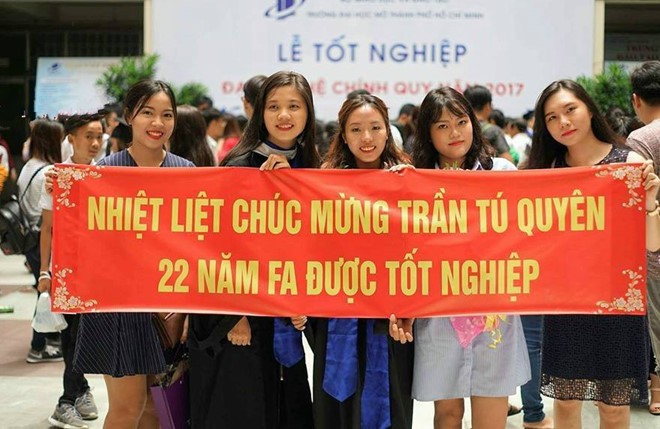 Tốt nghiệp ĐH, nam sinh được bạn bè in băng rôn Chúc mừng 22 năm FA mang đến trường để bóc phốt không có người yêu - Ảnh 2.